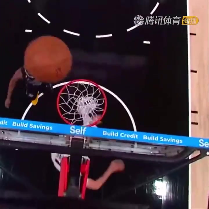 罕見一幕！努爾基奇拋投 球神奇停在籃板上沿 看呆凱爾登?。ㄅ瑺柣婕\）