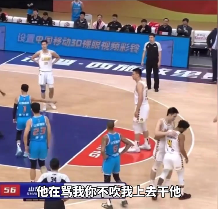 被庫克罵毛了？高詩巖對(duì)裁判說：他再罵我你不吹，我就上去干他?。ǜ咴妿r對(duì)新疆）