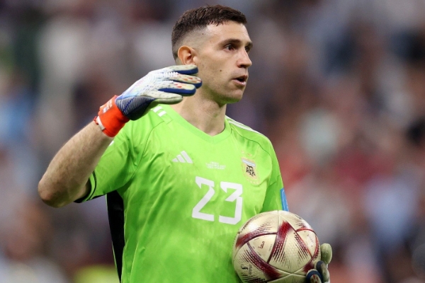 莫佩調(diào)侃撞傷萊諾成就大馬丁：“難道他不應(yīng)該對(duì)我心存感激嗎？”