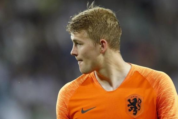 德弗里踢什么位置？