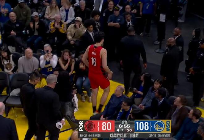 幸無大礙！楊瀚森后腦被撞后經(jīng)短暫檢查重返球場繼續(xù)比賽