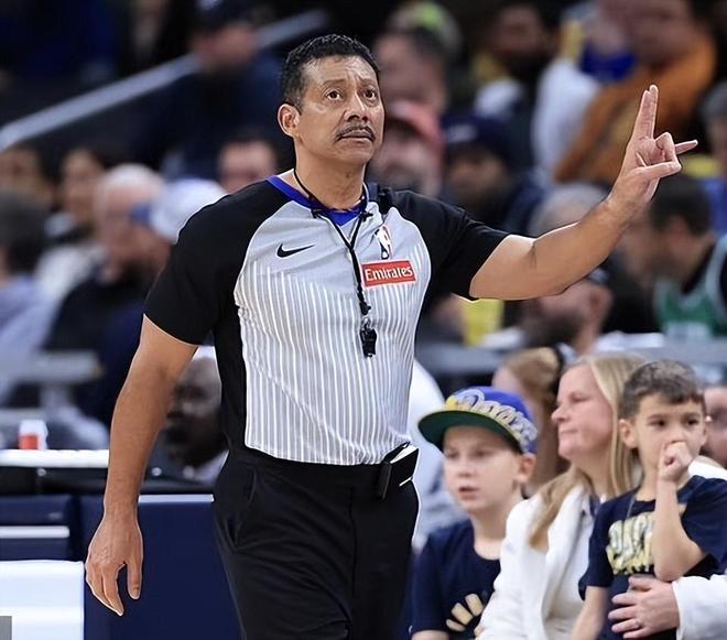 名哨腿筋拉傷無限期休戰(zhàn)！昨日坐輪椅離場 有望常規(guī)賽結(jié)束前回歸