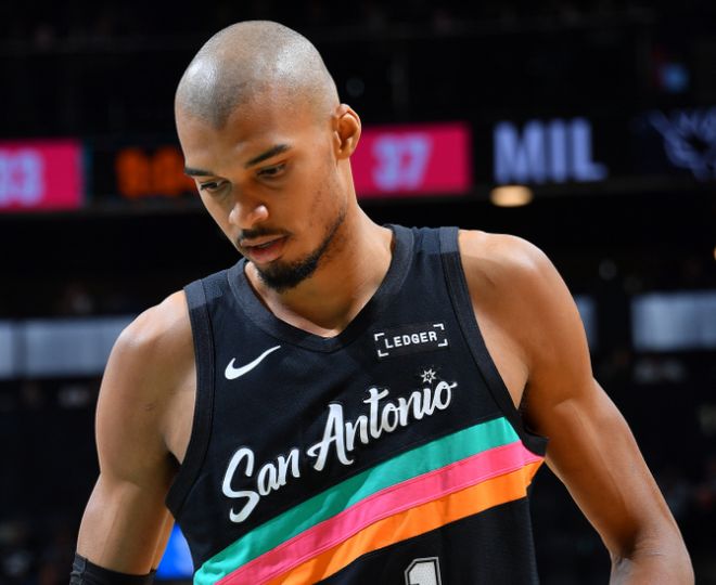 升西部第二！文班22+10受傷驚魂 馬刺最多領(lǐng)先39分大勝雄鹿