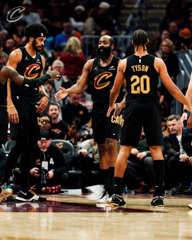 哈登主場(chǎng)首秀13+11！騎士15連勝奇才 梅里爾32+9三分米切爾30分